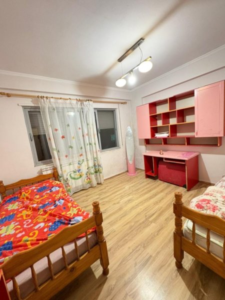 Tirane, jepet me qera apartament 2+1 Kati 3, 500 € (Kopshti Botanik, prane Xhamise)