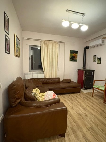 Tirane, jepet me qera apartament 2+1 Kati 3, 500 € (Kopshti Botanik, prane Xhamise)