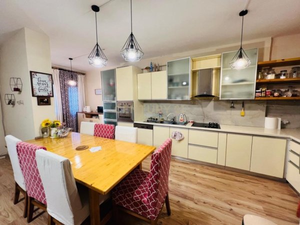 Tirane, shitet apartament 3+1+Aneks+Ballkon Kati 1, 164 m² 400.000 € (Komuna Parisit)