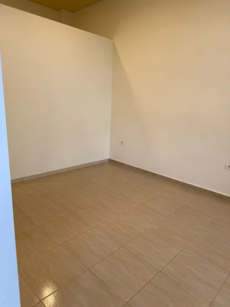 Tirane, jepet me qera zyre , 44 m² 600 € (Ish Ekspozita)