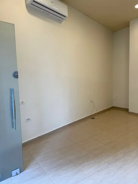 Tirane, jepet me qera zyre , 44 m² 600 € (Ish Ekspozita)