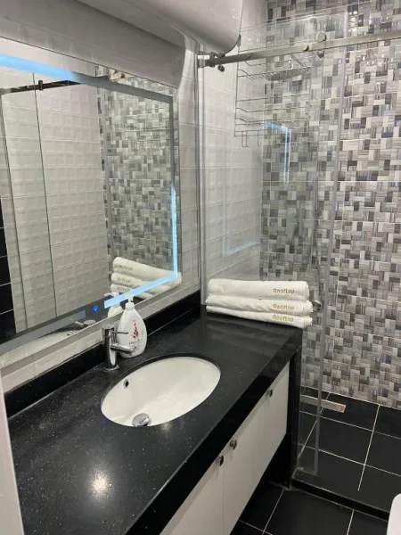 Tirane, jepet me qera apartament 2+1 , 110 m² 1.500 € (Sheshi Skenderbej)