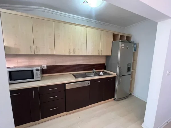 Tirane, jepet me qera apartament 2+1 Kati 3, 112 m² 800 € (Bllok)