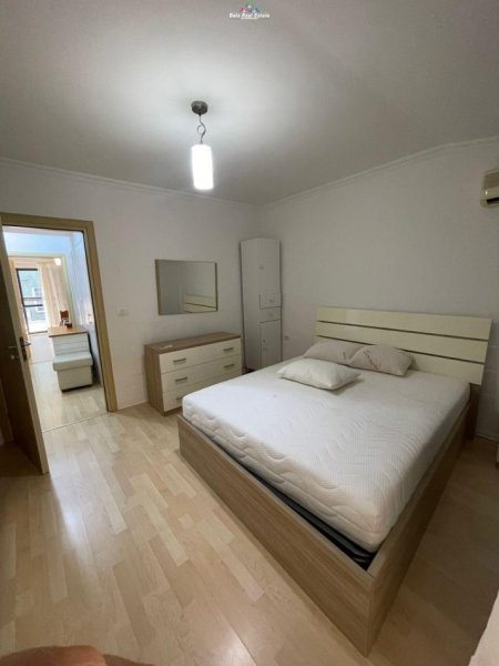 Tirane, jepet me qera apartament 2+1 Kati 3, 112 m² 800 € (Bllok)
