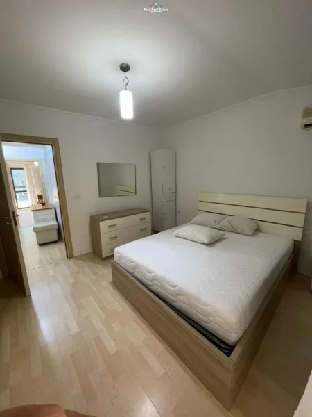 Tirane, jepet me qera apartament 2+1 Kati 3, 112 m² 800 € (Bllok)
