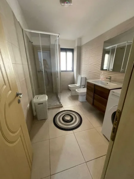 Tirane, jepet me qera apartament 2+1 Kati 3, 112 m² 800 € (Bllok)