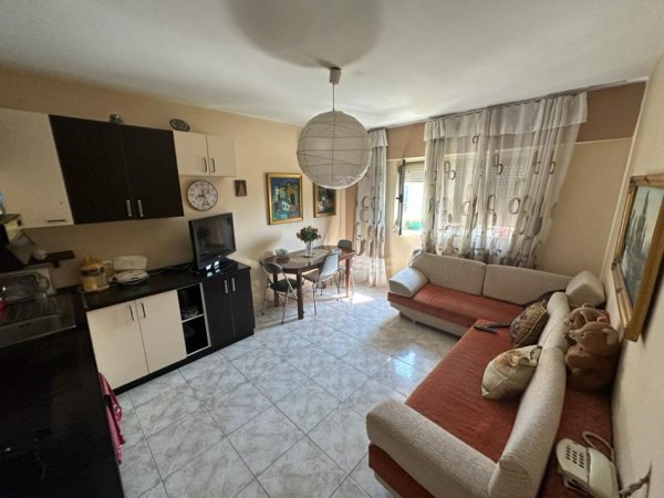 Tirane, jepet me qera apartament 2+1 NE QENDER Kati 4, 80 m² 600 €