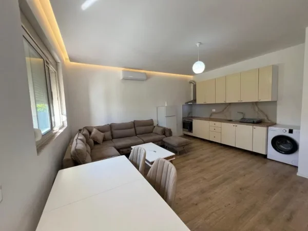 Tirane, jepet me qera shtepi 2+1 , 450 € 
