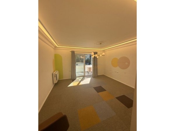 Tirane, jepet me qera ambjent biznesi Kati 1, 130 m² 2.000 € (Zogu i zi)