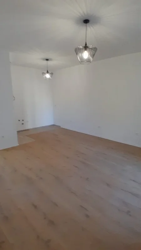 Tirane, jepet me qera apartament 1+1+Ballkon Kati 3, 69 m² 400 € (Shkolla Baletit prane BKT)