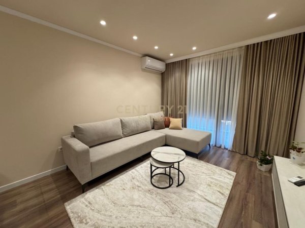 Tirane, jepet me qera apartament 1+1 Kati 1, 65 m² 1.000 € (Liqeni i thate)