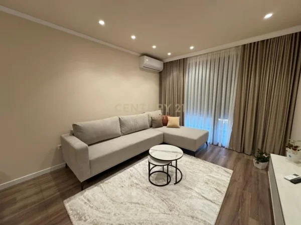 Tirane, jepet me qera apartament 1+1 Kati 1, 65 m² 1.000 € (Liqeni i thate)