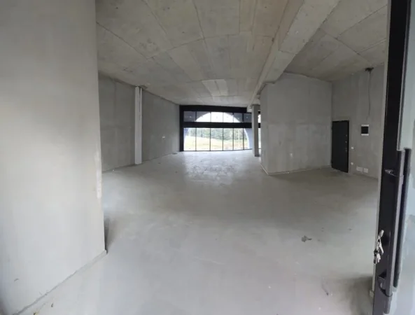 Tirane, jepet me qera dyqan Kati 1, 188 m² 1.270 € (fusha aviacionit)