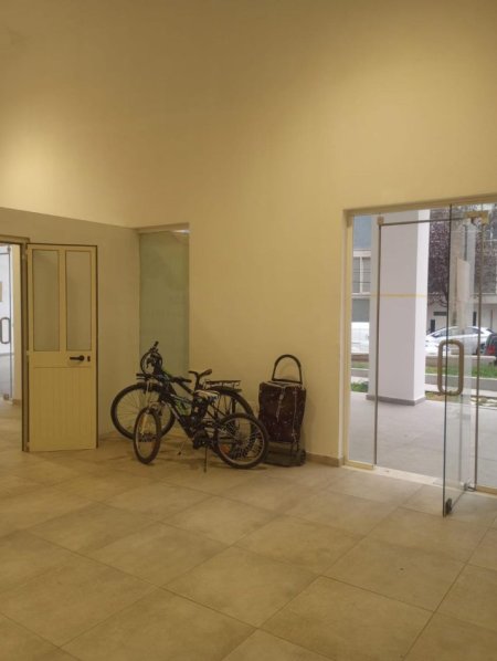 Tirane, jap me qera dyqan Kati 0, 55 m² 600 € (Rruga Ramazan Shijaku)