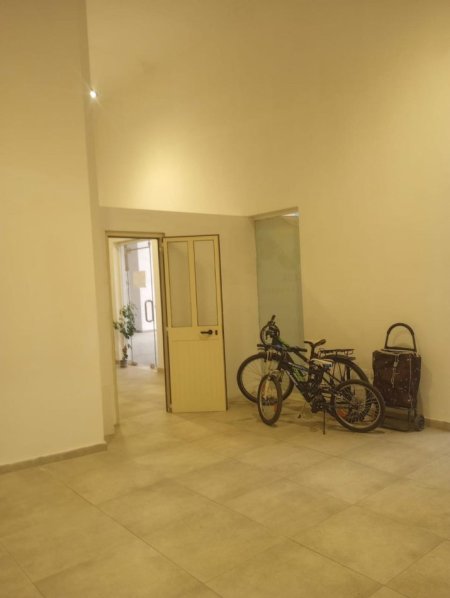 Tirane, jap me qera dyqan Kati 0, 55 m² 600 € (Rruga Ramazan Shijaku)