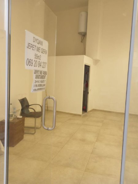 Tirane, jap me qera dyqan Kati 0, 55 m² 600 € (Rruga Ramazan Shijaku)