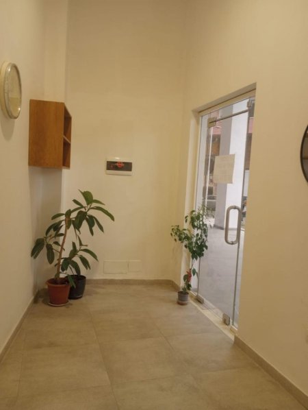 Tirane, jap me qera dyqan Kati 0, 55 m² 600 € (Rruga Ramazan Shijaku)