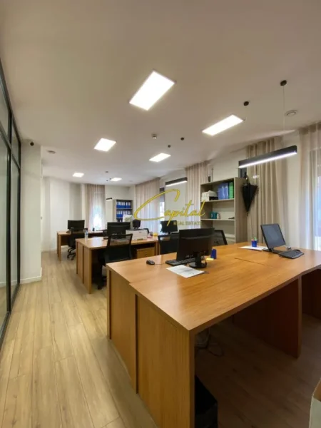 Tirane, jepet me qera ambjent biznesi Kati 1, 315 m² 4.600 € (RRUGA E BARRIKADAVE)