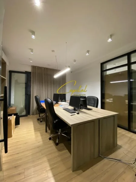 Tirane, jepet me qera ambjent biznesi Kati 1, 315 m² 4.600 € (RRUGA E BARRIKADAVE)