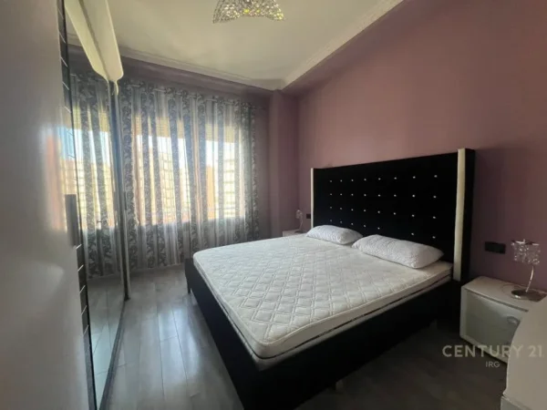 Tirane, jepet me qera apartament 3+1+Ballkon Kati 5, 139 m² 1.300 € 