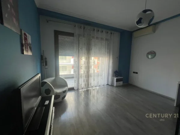 Tirane, jepet me qera apartament 3+1+Ballkon Kati 5, 139 m² 1.300 € 