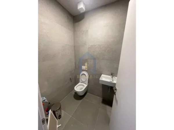 Tirane, jap me qera ambjent biznesi Kati 10, 115 m² 2.200 € (Rruga e Elbasanit LION PARK 1)