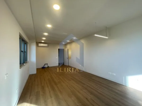 Tirane, jap me qera ambjent biznesi Kati 10, 115 m² 2.200 € (Rruga e Elbasanit LION PARK 1)