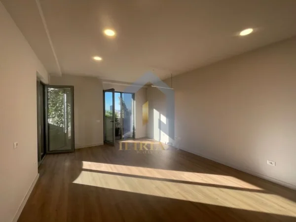 Tirane, jap me qera ambjent biznesi Kati 10, 115 m² 2.200 € (Rruga e Elbasanit LION PARK 1)