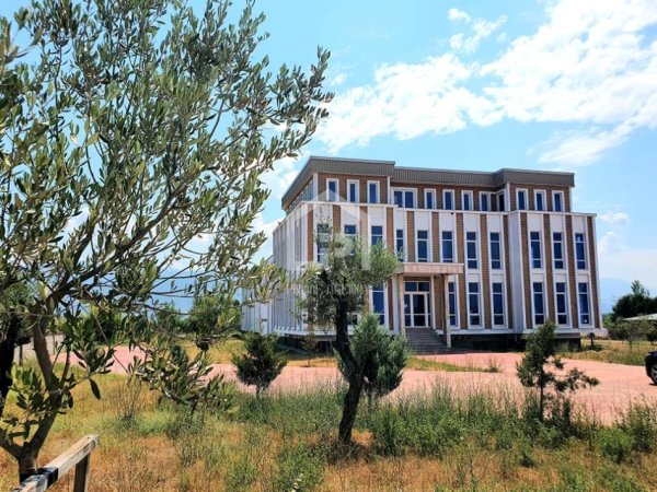 Lezhe, jepet me qera ambjent biznesi , 2.600 m² 3.900 € (AUTOSTRADA TIRANE - LEZHE)