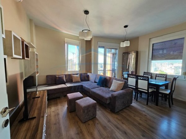 Tirane, jepet me qera apartament 1+1+Ballkon Kati 9, 65 m² 800 € (Qender, prane Toptanit)