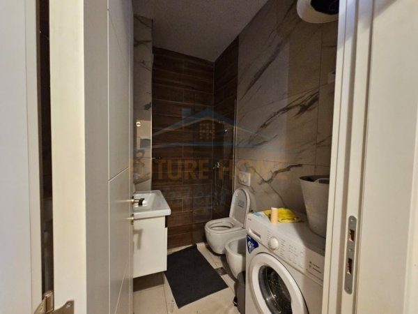 Tirane, jepet me qera apartament 1+1+Ballkon Kati 9, 65 m² 800 € (Qender, prane Toptanit)