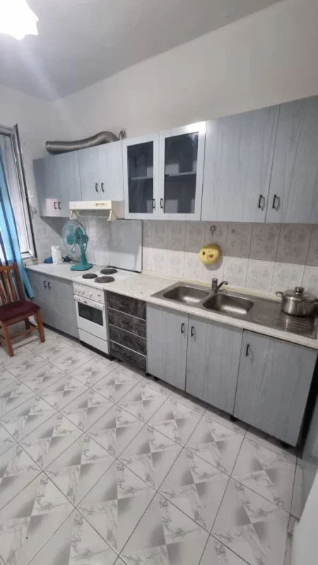 Jepet me Qera Apartament 2+1 ne Qender te Tiranes tek Mine Peza, 500 €uro