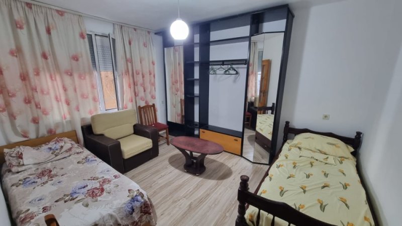 Jepet me Qera Apartament 2+1 ne Qender te Tiranes tek Mine Peza, 500 €uro