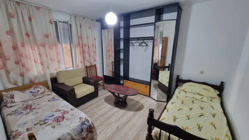 Jepet me Qera Apartament 2+1 ne Qender te Tiranes tek Mine Peza, 500 €uro