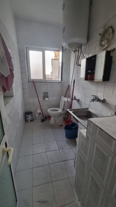 Jepet me Qera Apartament 2+1 ne Qender te Tiranes tek Mine Peza, 500 €uro