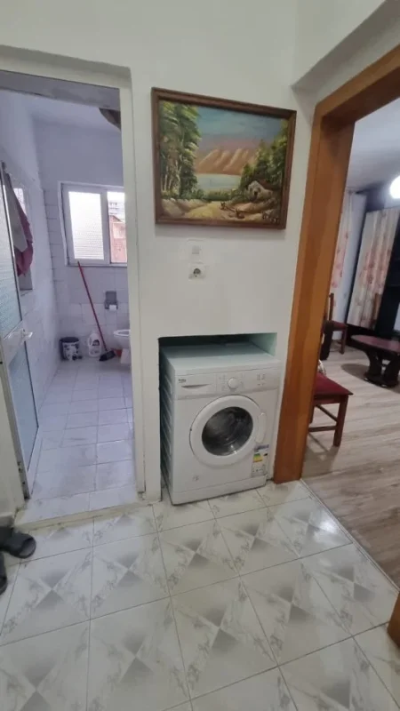 Jepet me Qera Apartament 2+1 ne Qender te Tiranes tek Mine Peza, 500 €uro