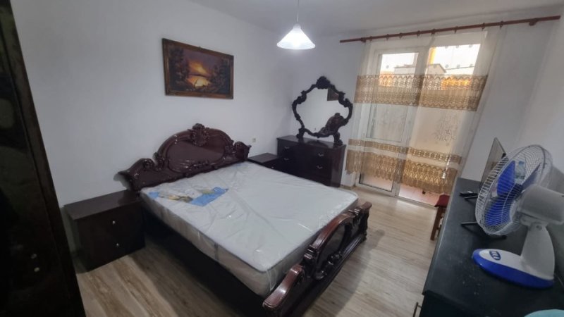 Jepet me Qera Apartament 2+1 ne Qender te Tiranes tek Mine Peza, 500 €uro