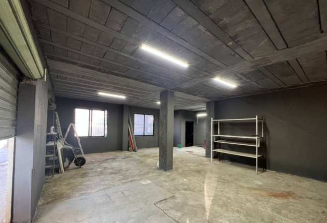 Tirane, jepet me qera magazine Kati 0, 120 m² 900 € (Rruga Turhan Pashe Permeti)