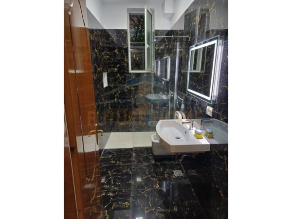 Tirane, jepet me qera apartament 2+1 Kati 2, 70 m² 650 € 