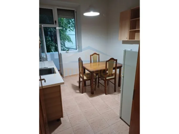 Tirane, jepet me qera apartament 2+1 Kati 2, 70 m² 650 € 