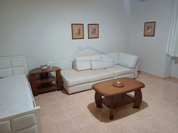 Tirane, jepet me qera apartament 2+1 Kati 2, 70 m² 650 € 