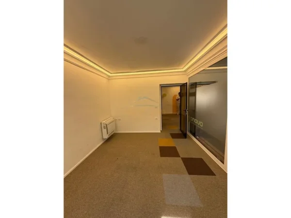 Tirane, jepet me qera ambjent biznesi Kati 2, 130 m² 2.000 € (ZOG I ZI)