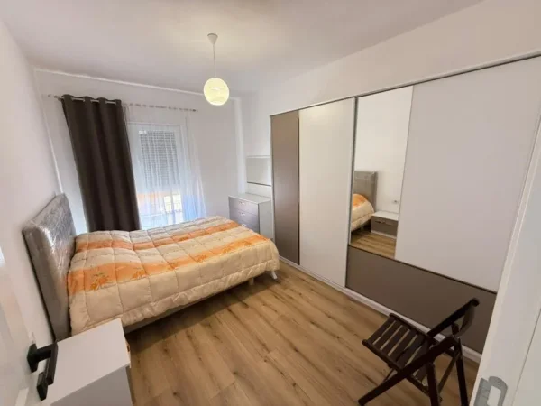 Tirane, jepet me qera apartament 2+1 Kati 3, 100 m² 900 €