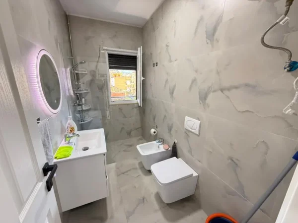 Tirane, jepet me qera apartament 2+1 Kati 3, 100 m² 900 €