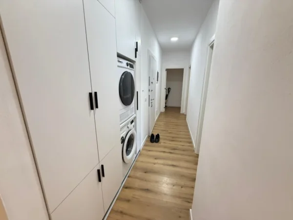 Tirane, jepet me qera apartament 2+1 Kati 3, 100 m² 900 €