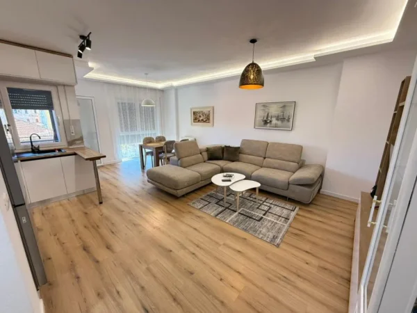 Tirane, jepet me qera apartament 2+1 Kati 3, 100 m² 900 €