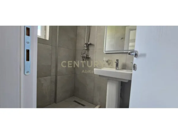 Tirane, jepet me qera apartament 1+1 Kati 7, 50 m² 550 €  prane Zojes Kshillit Mire.