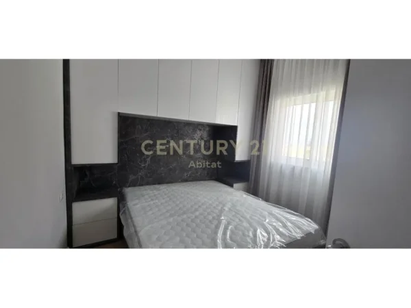 Tirane, jepet me qera apartament 1+1 Kati 7, 50 m² 550 €  prane Zojes Kshillit Mire.