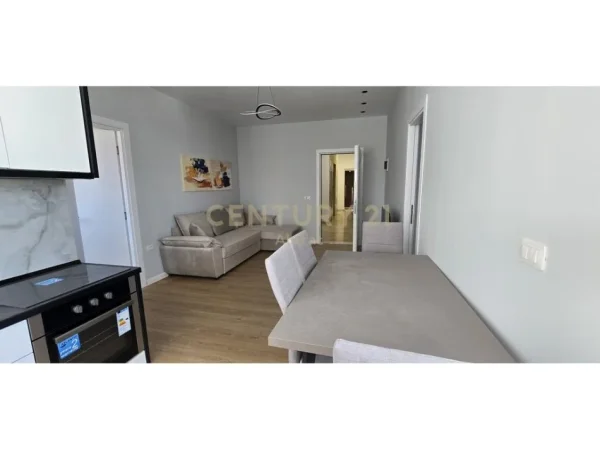 Tirane, jepet me qera apartament 1+1 Kati 7, 50 m² 550 €  prane Zojes Kshillit Mire.