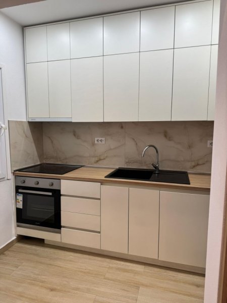 Tirane, jepet me qera apartament 1+1 Kati 4, 58 m² 600 € (Rruga Ferit Xhajko)